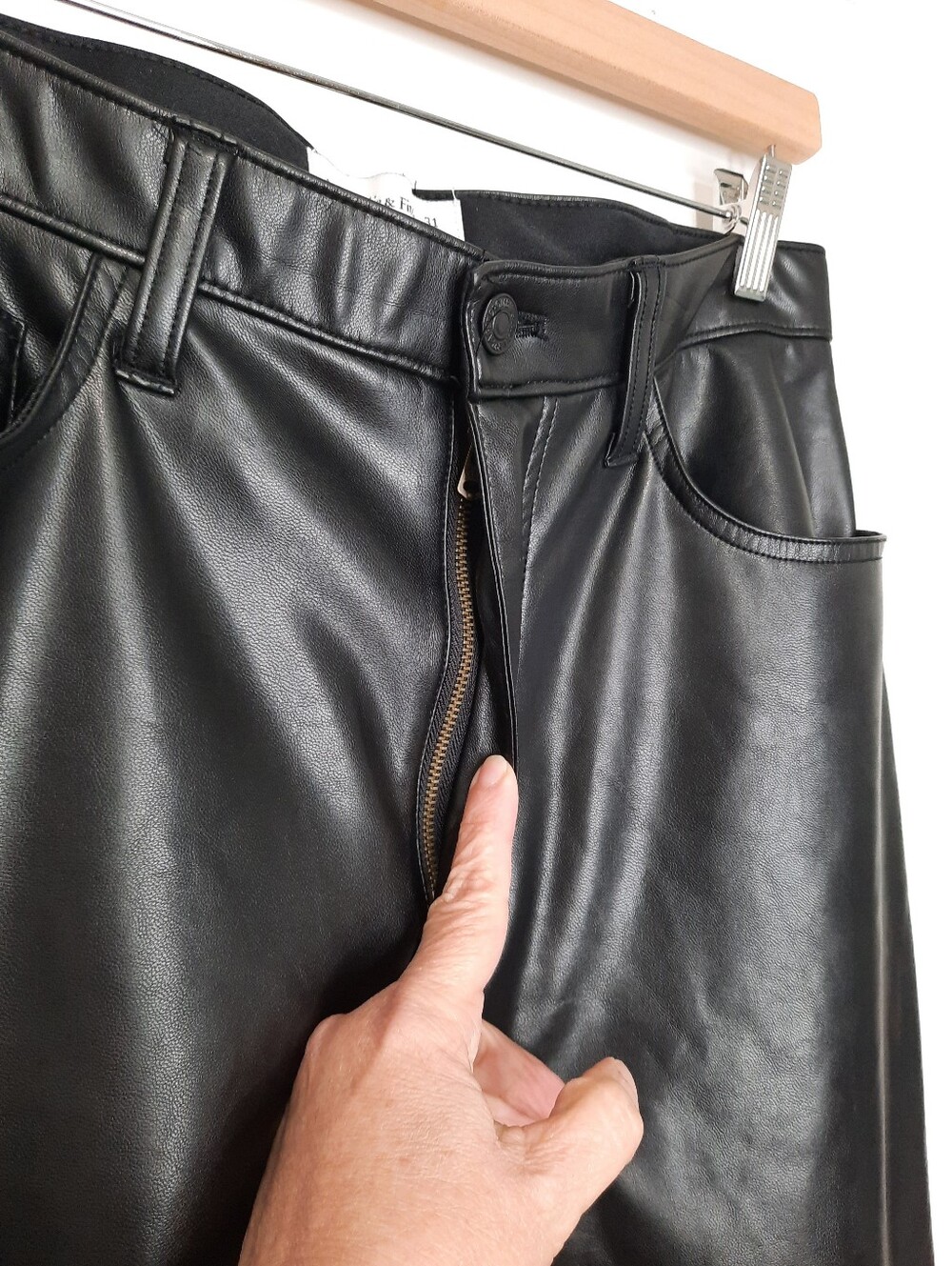 Abercrombie & Fitch The 90s Relaxed Vegan Leather Pants Ultra High Rise Size 31 - Picture 5 of 14